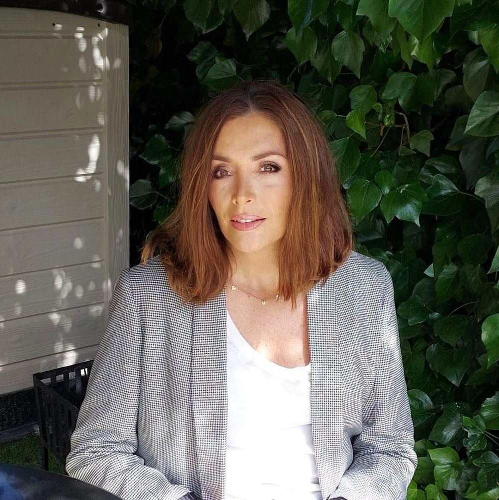 Maricha Rivera Fernández, enfermera e instructora de respiración funcional, sentada en un jardín con luz natural